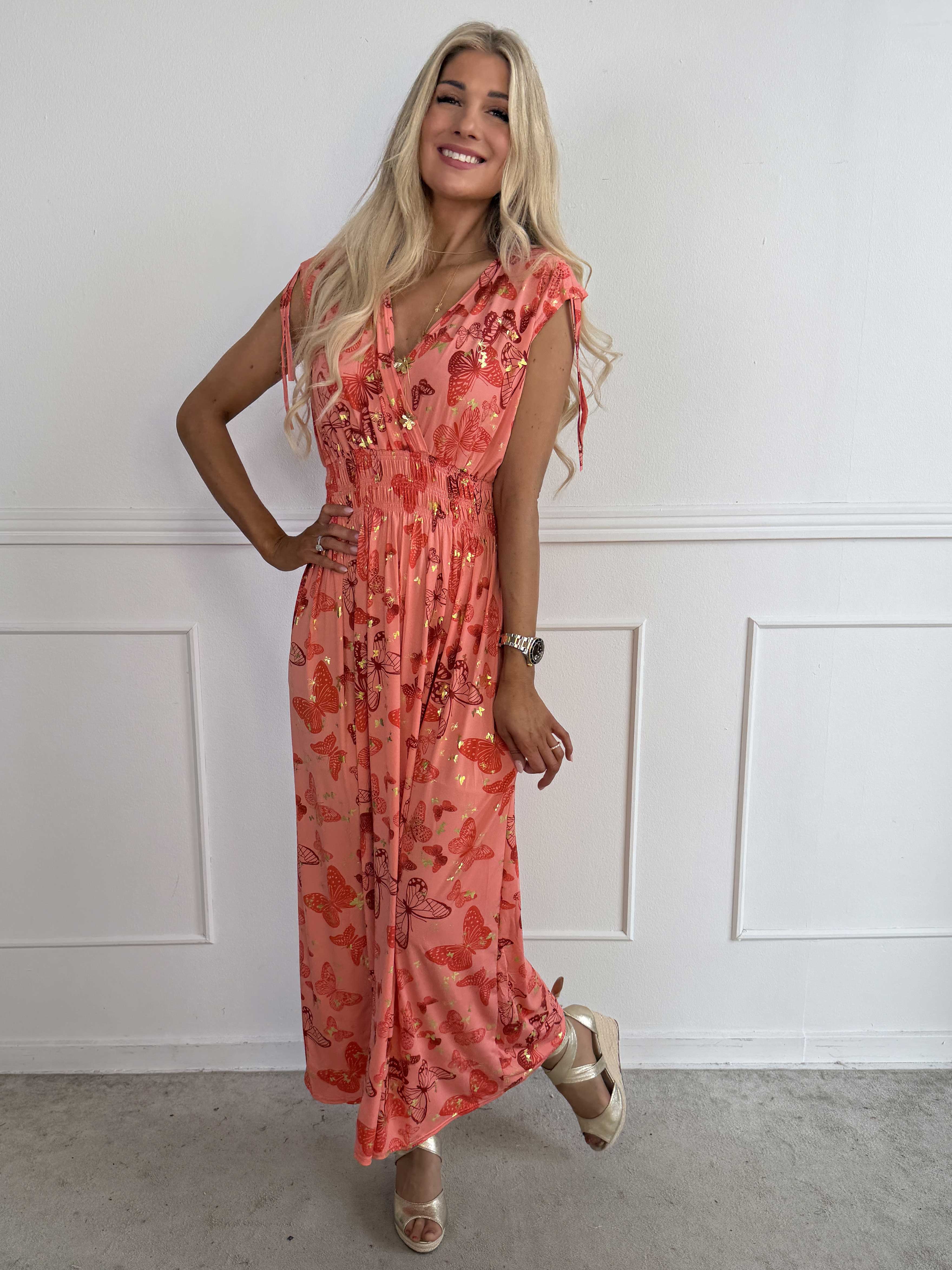 Pams Butterfly Sleeveless - Lang plus size kjole med sommerfugleprint og gulddetaljer